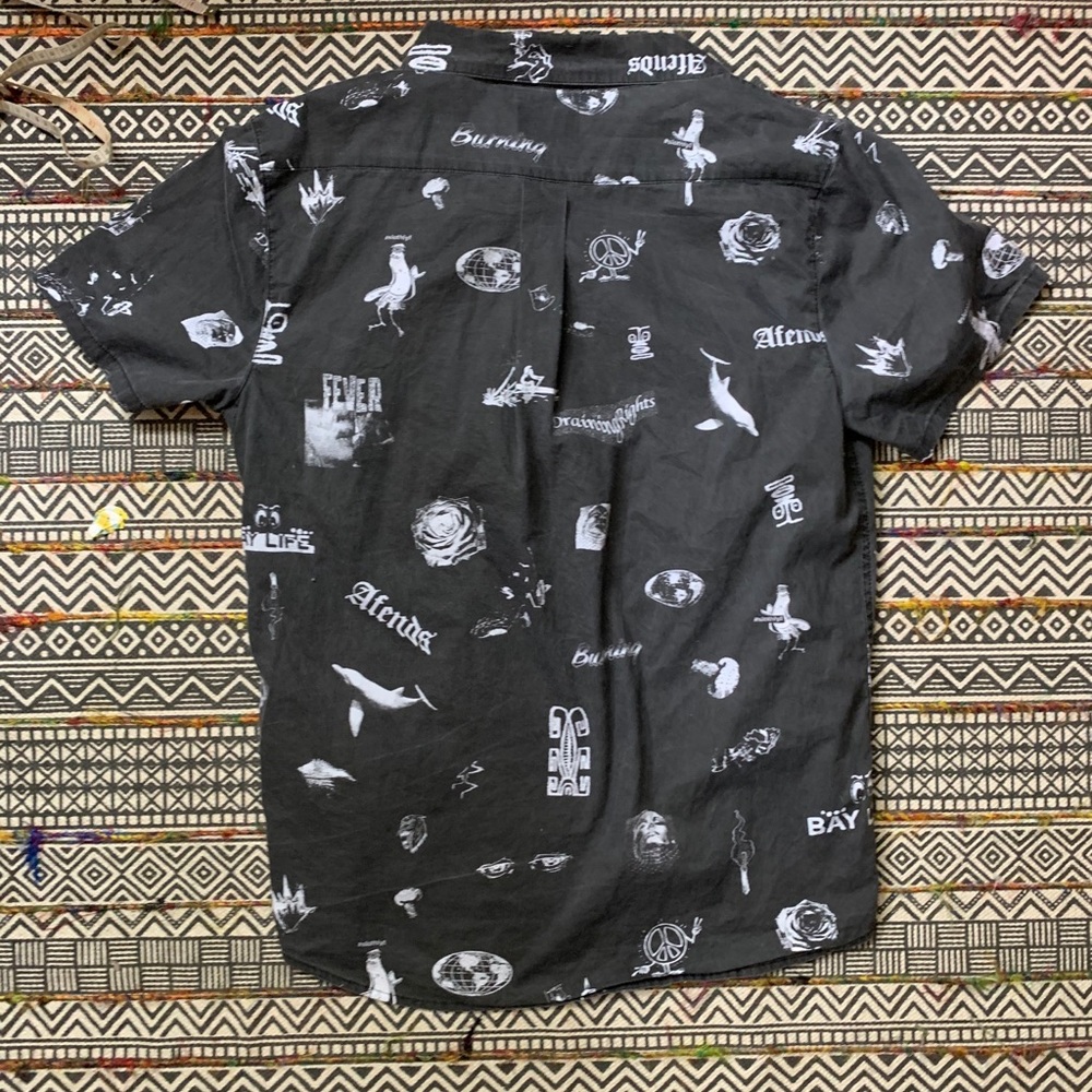 collared button down graphic shirt - Picture 2 of 3